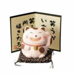 【運気アップ】M0379 笑福ねこ ベージユ 萬古焼置物 その他ライフグッズ（趣味） 開運グッズ｜価格2,120円・送料のご案内