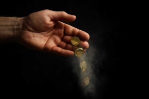 お金を騙し取られるスピリチュアルな意味とは？運気低下のサイン