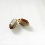 【開運祈願】開運グッズ、水牛アクセサリーパーツ。ドングリ(七転び八起き）・15×30mm。金運アップ赤天目（天然色）。2個（セット）の価格。直径15m/m・芯持ち・長さ約30m/m。二つの画像は同一のものです。日本製。ゆうパケット便。｜価格11,440円・送料のご案内