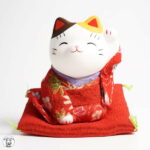 【開運グッズ】開店祝い プレゼント 花以外 招き猫 置物 外国人 お土産 日本 喜ぶ 周年祝い 移転祝い かわいい ちりめん 置物 まねきねこ 左手をあげてお客様と開運を招く【錦彩ちりめん招き猫（左手上げ・小）】まねき猫 専門店 開運グッズ 猫 雑貨 ネコ グッズ ねこ モダン｜価格2,750円・送料のご案内