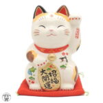 【開運グッズ】猫グッズ 誕生日 プレゼント 開店祝い 周年祝い お店 プレゼント 花以外 招き猫 置物 金運アップグッズ まねきねこ 開店祝い 【彩絵招福大開運招き猫（5号）】高さ16cm まねき猫 専門店 開運グッズ 左手上げ招き猫 人招き 小判 縁起物 開店祝い 贈り物 かっぱ橋 ss s2｜価格5,280円・送料のご案内