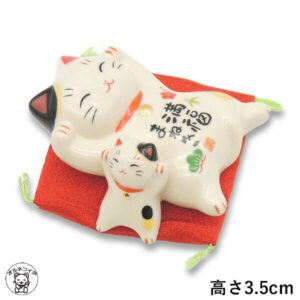【邪気払い】
招き猫 まねき猫 置物 【満福招き猫(親子)】彩絵招福招き猫 まねき猫 玄関 招きねこ 開運グッズ 金運上昇 右手上げ 猫 雑貨 ネコ グッズ ねこ 開業 オープン 周年記念品 金運アップ 薬師窯手 子猫 座布団付き 縁起物 まねきねこ トラ猫 開運 贈り物 敬老 お祝い p1|価格1,650円・送料のご案内