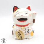 【運気アップ】置物 かわいい おしゃれ 置物 インテリア 貯金箱 開店祝い 周年祝い 移転祝い 招き猫 まねき猫 【しあわせ福招き猫（貯金箱】高さ11cm 開運グッズ 右手上げ 人招き 小判 縁起物 贈り物 縁起物 金運 風水 薬師窯 化粧箱入り プレゼント バンク 割らない貯金箱 硬貨｜価格2,640円・送料のご案内