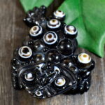 【邪気払い】【一点物】風水蛙（三脚蟾蜍） チベット天眼石 彫刻 置物 三本足のカエル 金運 財運 畜運 天然石 パワーストーン【送料無料】｜価格24,200円・送料のご案内