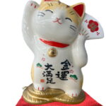 【開運祈願】彩絵金運大満足招き猫 7445開運 まねきねこ 開店祝 新築祝 プレゼント 記念品 贈答品 贈り物 招き猫 置物 彩絵招福 開運グッズ 金運上昇 右手上げ 猫 雑貨 ネコ グッズ ねこ 開業 オープン 周年記念品 金運アップ 子猫 座布団付き 縁起物 敬老 お祝　トラ猫｜価格5,060円・送料のご案内
