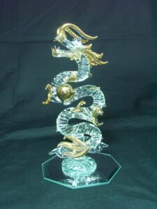 【開運祈願】天上昇龍（てんじょうしょうりゅう）大(高さ約15cm)＜風水グッズ・開運グッズ・幸運の置物＞風水置物・ハンドメイドガラス龍の置物・辰年の干支グッズ 八角鏡台座一体型 5本指の龍 龍の置物｜価格9,900円・送料のご案内