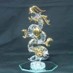 【開運グッズ】天上 昇龍 (てんじょうしょうりゅう）中 ＜ 風水グッズ 開運グッズ 幸運の置物 ＞ ハンドメイド 龍の置物 辰年 干支グッズ 5本指 皇帝龍 八角鏡台座一体型 龍 クリスタル 令和6年 2024年 干支 天上昇龍 昇竜 昇り竜 昇り龍 登り龍 登り竜 辰 たつ タツ｜価格5,500円・送料のご案内