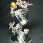 【幸運↑】＜予約販売中＞天然 虎目石 持ち 天上 金運 昇龍 (高さ約15.5cm)＜ 風水グッズ 開運グッズ ＞ ハンドメイドガラス 五本指 皇帝龍 辰年 干支 八角鏡 台座一体型 タイガーアイ 龍 置物 クリスタル 龍の置物 サンキャッチャー 令和6年 2024年 天上昇龍 昇竜 昇り竜 登り龍｜価格12,100円・送料のご案内