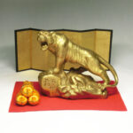 【幸運↑】開運 勇猛虎 干支飾り 金俵＆金屏風＆赤い敷物セット (高さ約10.3cm)銅製＜風水グッズ・開運グッズ・幸運の置物＞ とら トラ 虎 寅 2022年 令和4年 正月飾り 縁起物 置物｜価格11,000円・送料のご案内