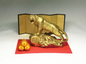 【幸運↑】開運 勇猛虎 干支飾り 金俵＆金屏風＆赤い敷物セット (高さ約10.3cm)銅製＜風水グッズ・開運グッズ・幸運の置物＞ とら トラ 虎 寅 2022年 令和4年 正月飾り 縁起物 置物｜価格11,000円・送料のご案内
